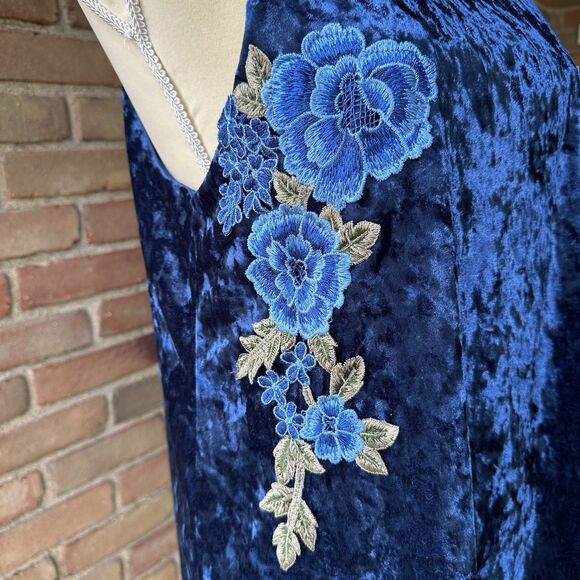 Charming Charlie Floral Applique Crushed Velvet Cami Tank Top Blue Womens Large - Picture 2 of 14